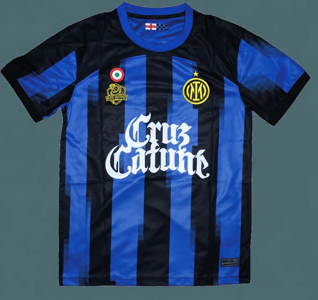 Camiseta Cruz Cafuné azul y negra con emblema Elite Outfit dorado